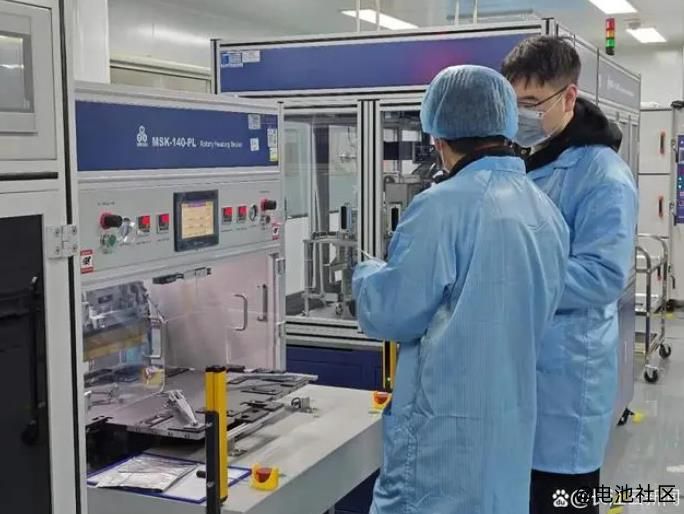 武汉经开区未来技术创新研究院正式试生产固态电池成品