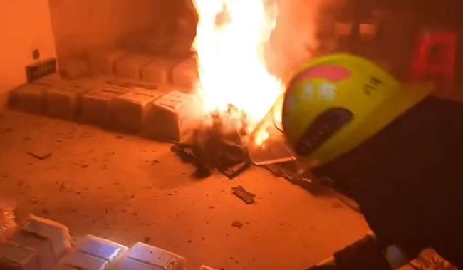 江西新余锂电池存放地突然起火 消防员冒险扑救