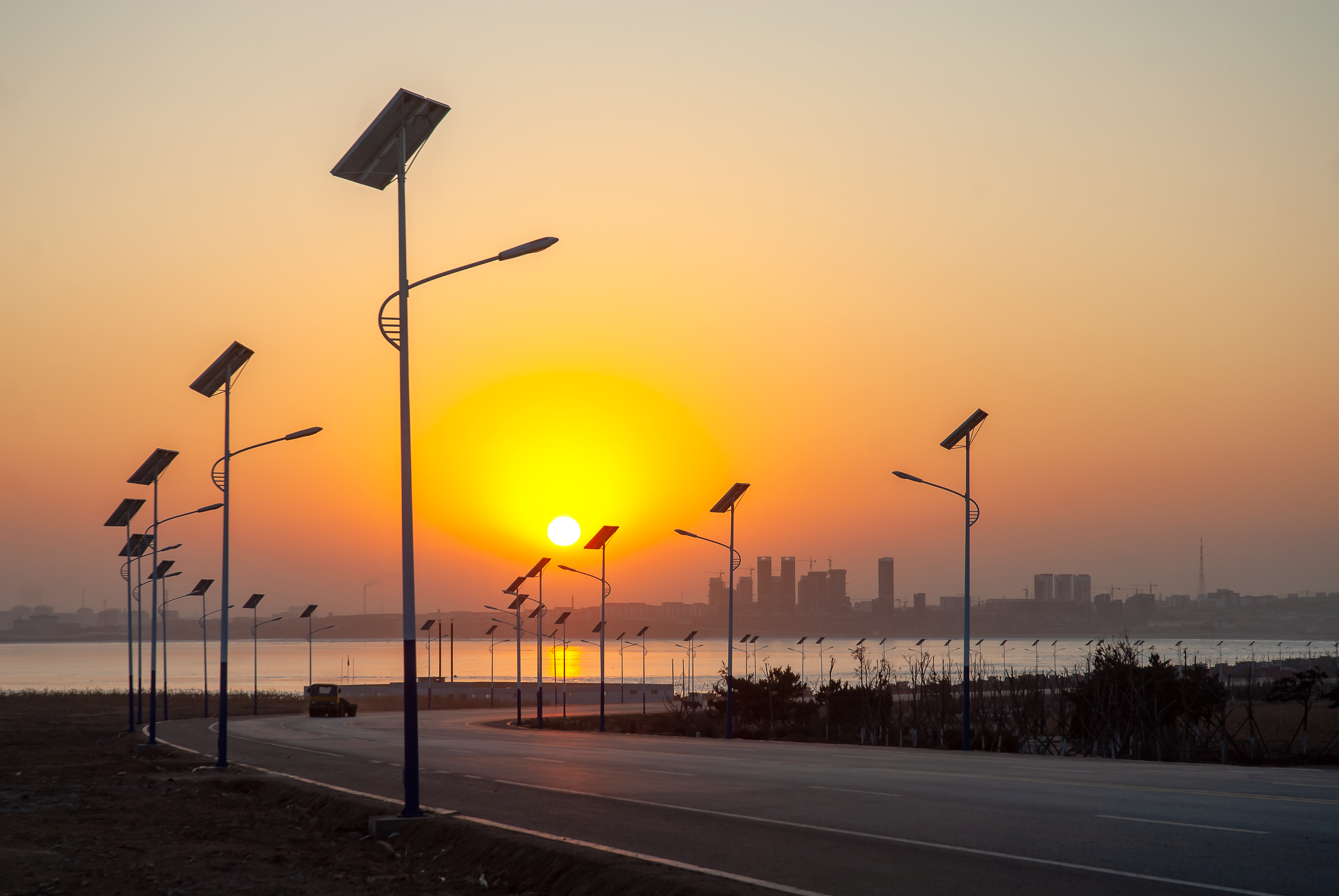 太阳能路灯选择使用锂离子电池的优势和可能出现的风险