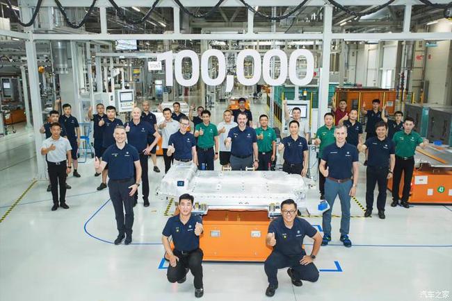 华晨宝马动力总成工厂日前迎来第十万台动力电池下线
