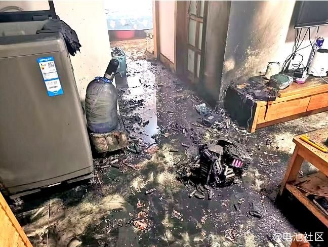武汉一居民网购电池自行组装 在家充电时起火 男子扑救时全身多处被烧伤