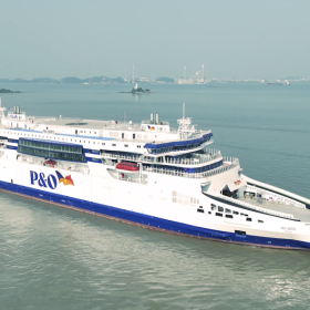 全球首批大容量电池混动客滚船在中国广州成功交付